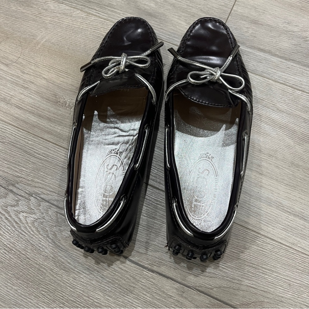 Tod's Brown Patent Leather Driving Moccasins with Silver Bow